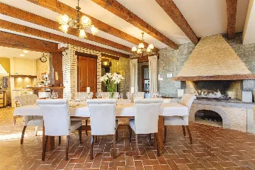 Buzet Villa for 6 Guests with Lagoon Pool and Views