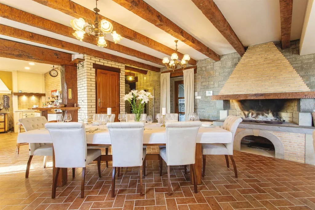 Buzet Villa for 6 Guests with Lagoon Pool and Views
