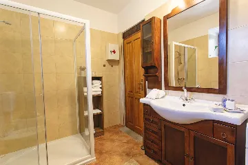 Buzet Villa for 6 Guests with Lagoon Pool and Views