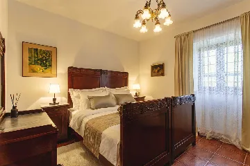 Buzet Villa for 6 Guests with Lagoon Pool and Views