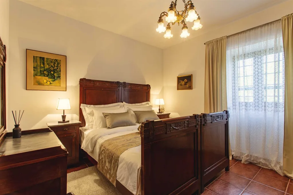 Buzet Villa for 6 Guests with Lagoon Pool and Views