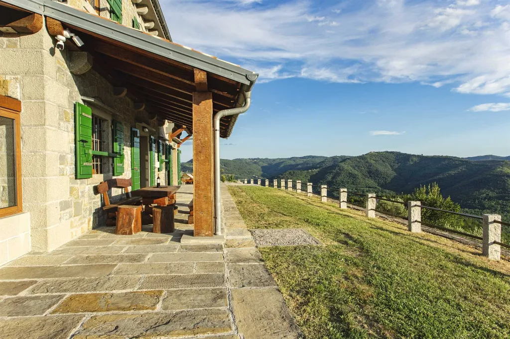Buzet Villa for 6 Guests with Lagoon Pool and Views
