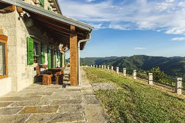 Buzet Villa for 6 Guests with Lagoon Pool and Views