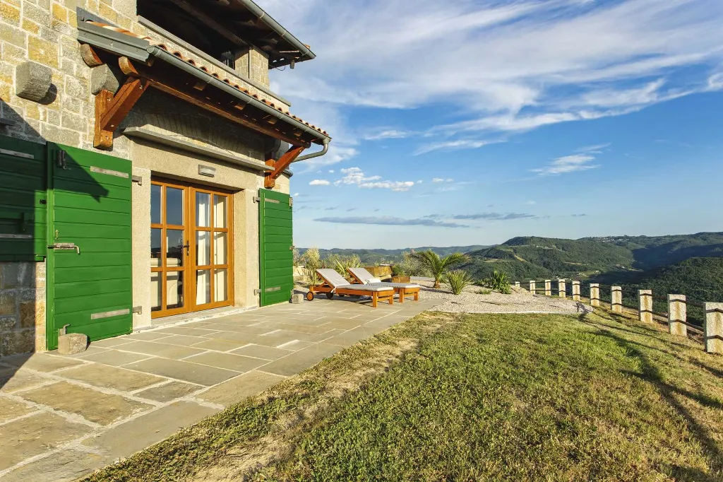 Buzet Villa for 6 Guests with Lagoon Pool and Views