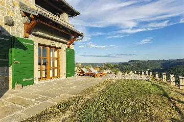 Buzet Villa for 6 Guests with Lagoon Pool and Views