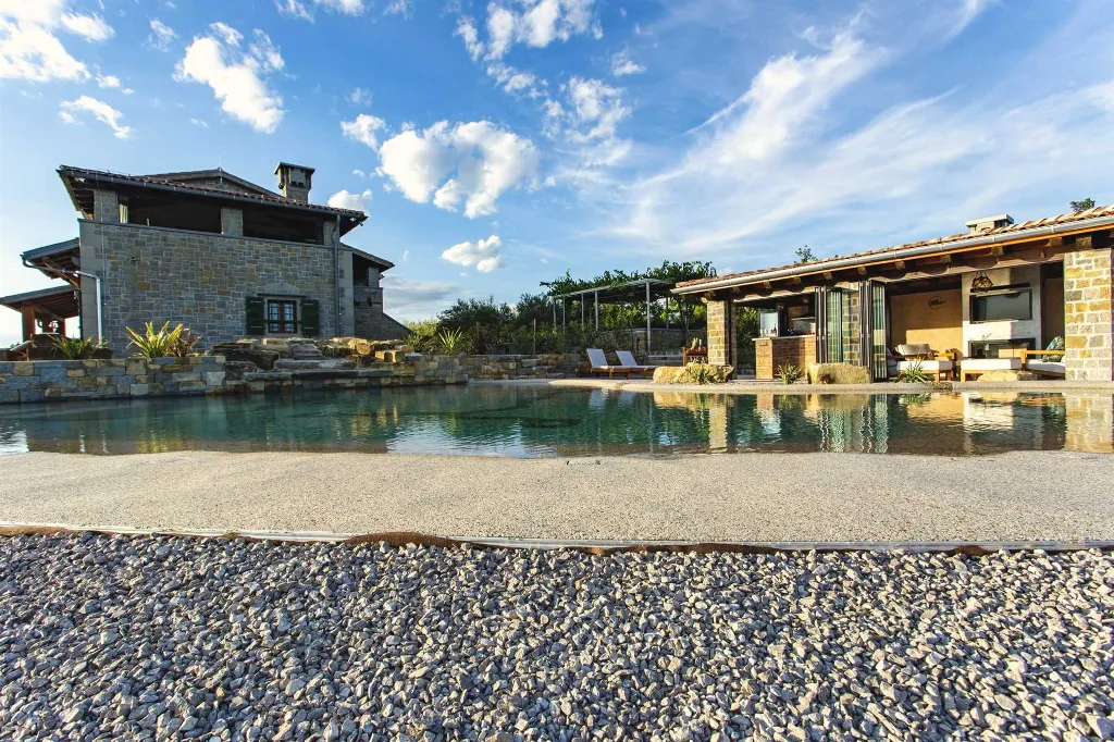 Buzet Villa for 6 Guests with Lagoon Pool and Views