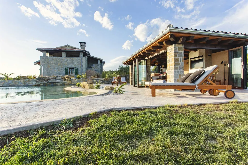 Buzet Villa for 6 Guests with Lagoon Pool and Views