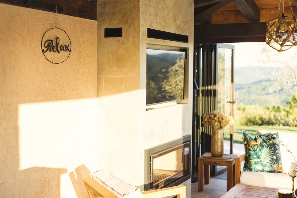 Buzet Villa for 6 Guests with Lagoon Pool and Views
