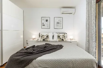 6-Bedroom Villa for 12 Guests in Loborika