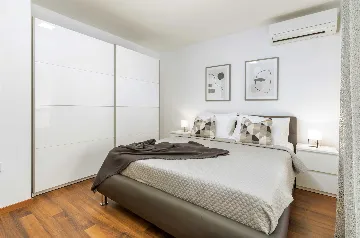 6-Bedroom Villa for 12 Guests in Loborika