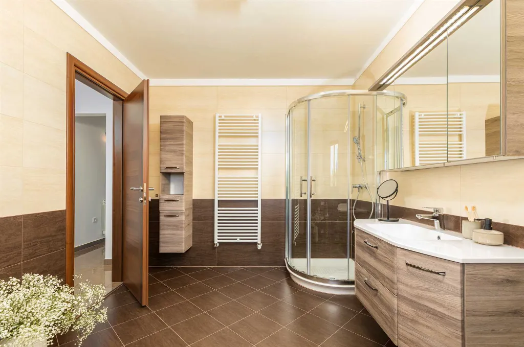 6-Bedroom Villa for 12 Guests in Loborika
