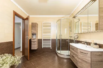 6-Bedroom Villa for 12 Guests in Loborika