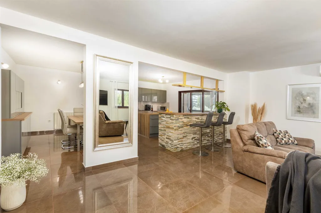 6-Bedroom Villa for 12 Guests in Loborika