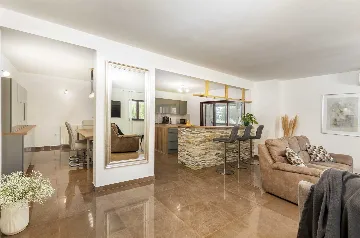 6-Bedroom Villa for 12 Guests in Loborika