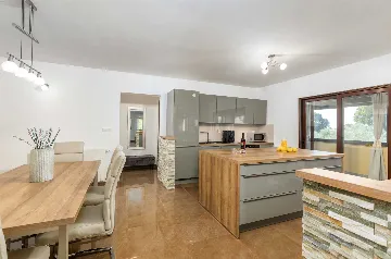 6-Bedroom Villa for 12 Guests in Loborika