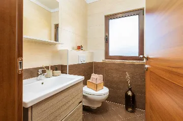 6-Bedroom Villa for 12 Guests in Loborika