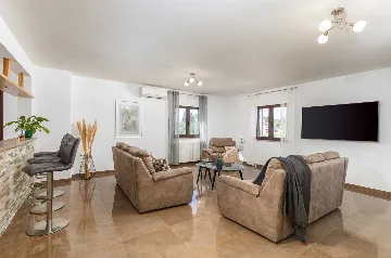 6-Bedroom Villa for 12 Guests in Loborika