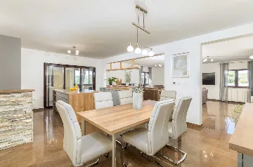 6-Bedroom Villa for 12 Guests in Loborika