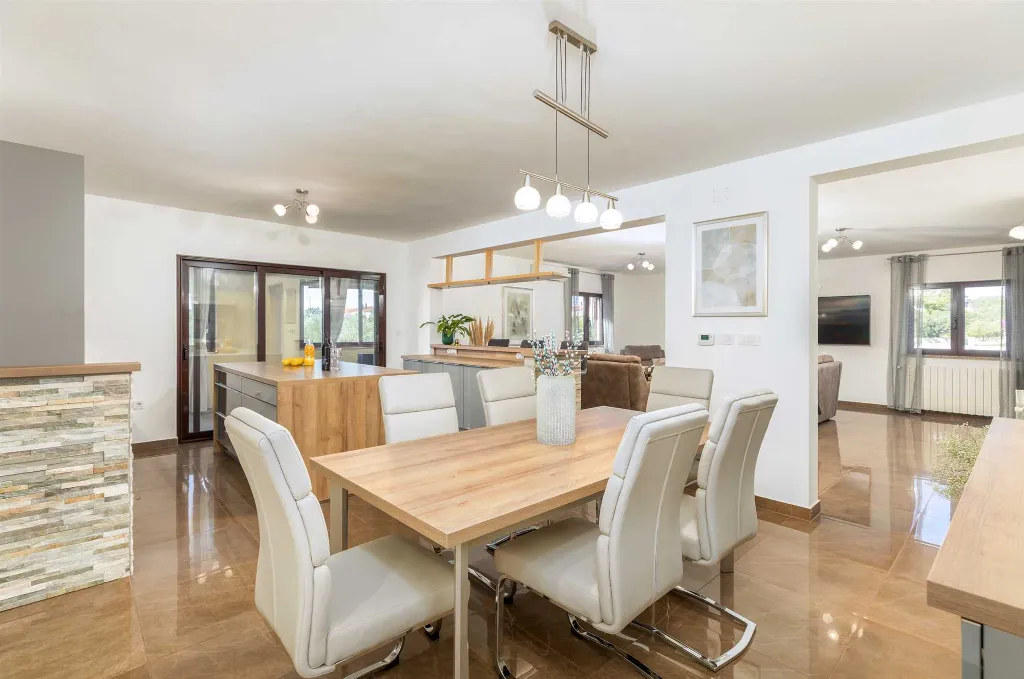 6-Bedroom Villa for 12 Guests in Loborika