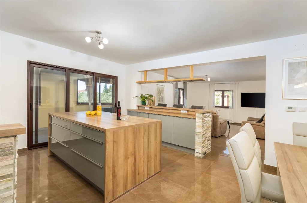 6-Bedroom Villa for 12 Guests in Loborika