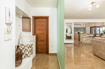 6-Bedroom Villa for 12 Guests in Loborika