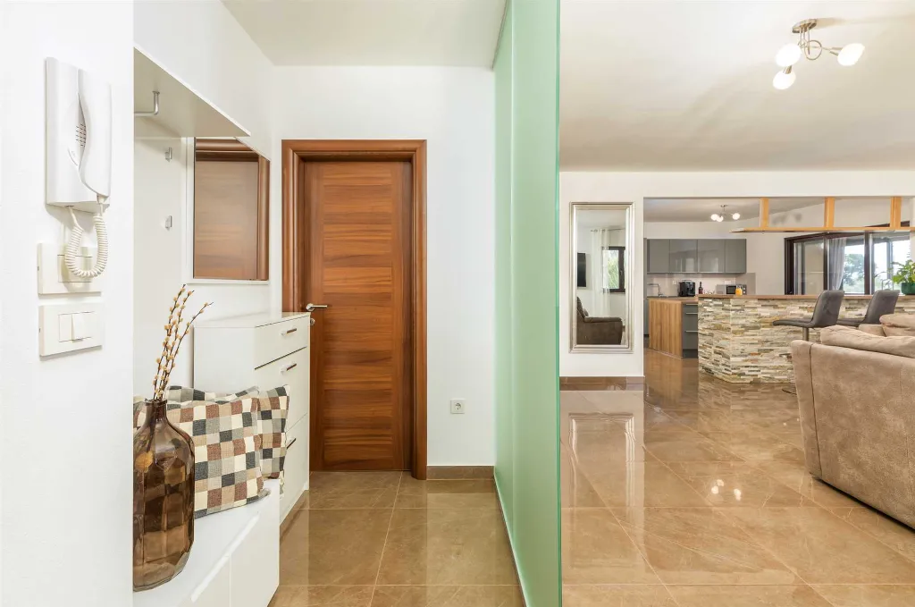 6-Bedroom Villa for 12 Guests in Loborika