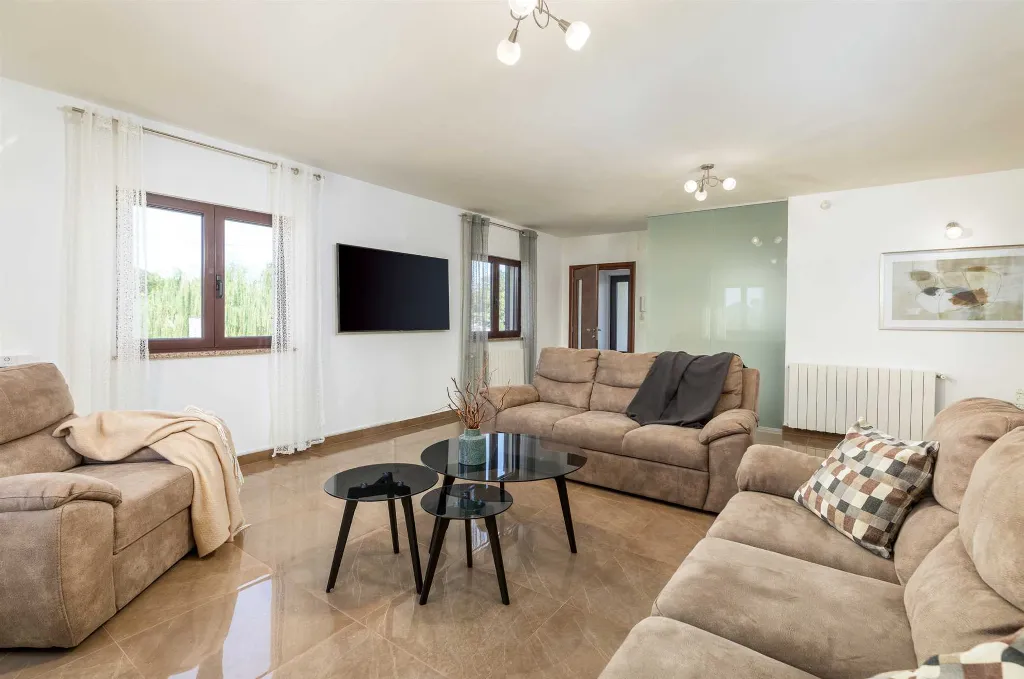 6-Bedroom Villa for 12 Guests in Loborika