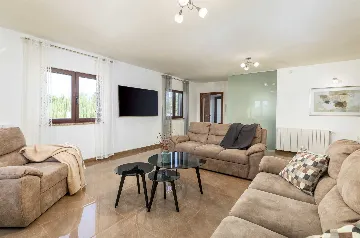 6-Bedroom Villa for 12 Guests in Loborika