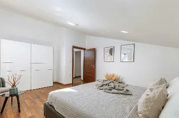 6-Bedroom Villa for 12 Guests in Loborika