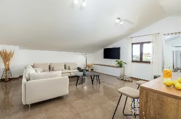 6-Bedroom Villa for 12 Guests in Loborika