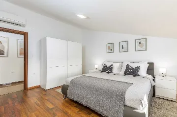 6-Bedroom Villa for 12 Guests in Loborika