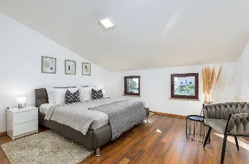 6-Bedroom Villa for 12 Guests in Loborika