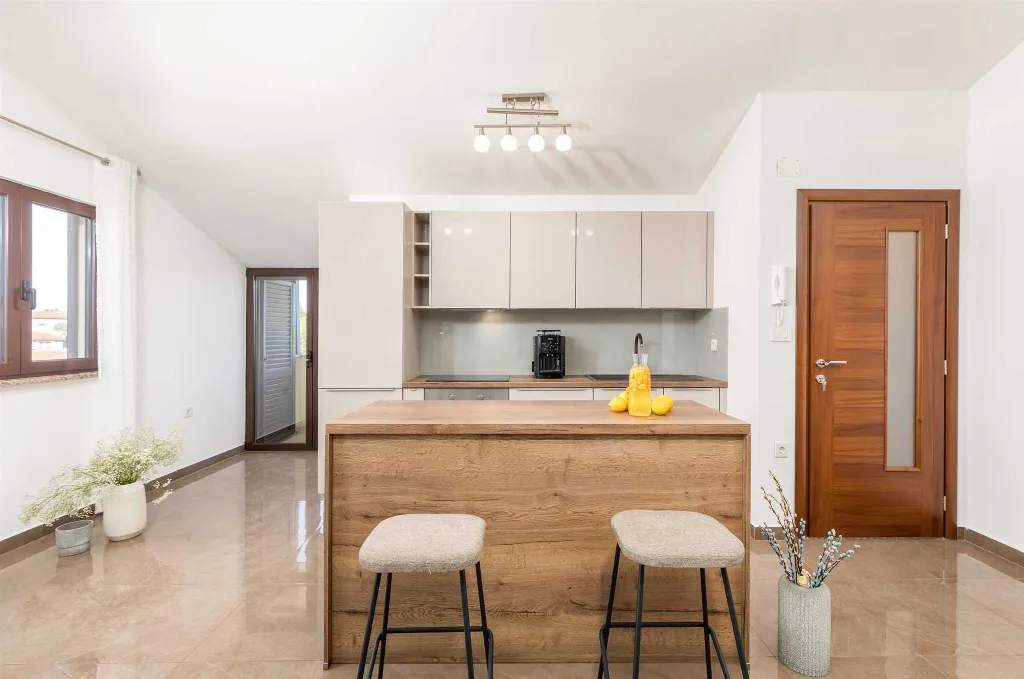 6-Bedroom Villa for 12 Guests in Loborika