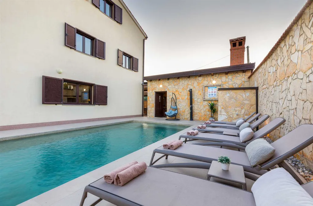 6-Bedroom Villa for 12 Guests in Loborika
