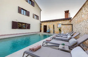 6-Bedroom Villa for 12 Guests in Loborika