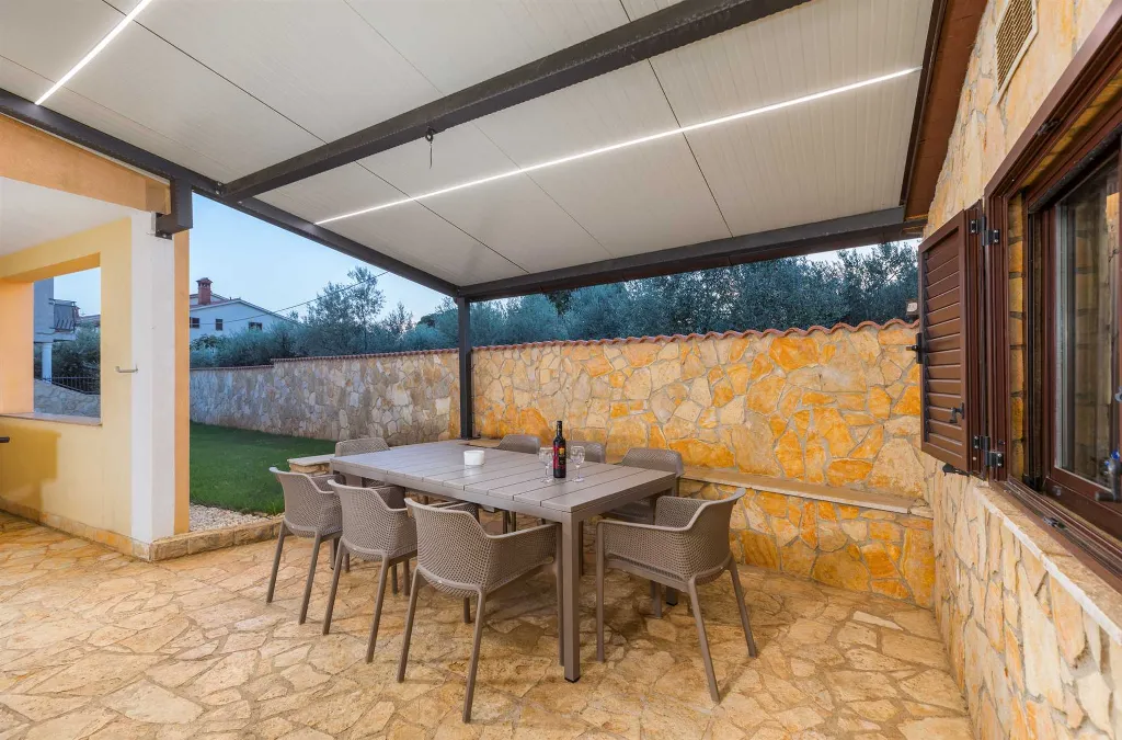 6-Bedroom Villa for 12 Guests in Loborika
