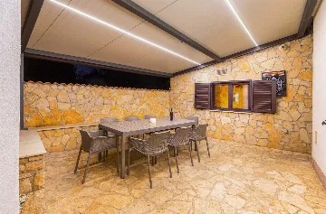 6-Bedroom Villa for 12 Guests in Loborika