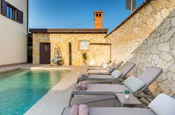 6-Bedroom Villa for 12 Guests in Loborika