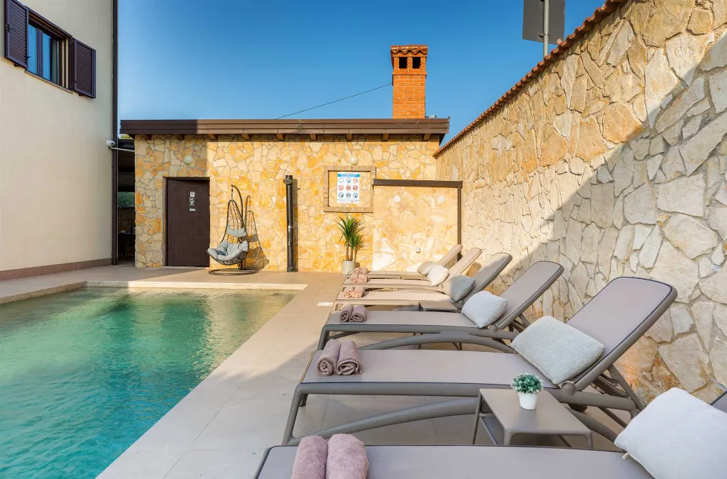 6-Bedroom Villa for 12 Guests in Loborika