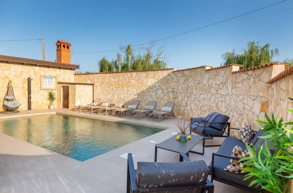 6-Bedroom Villa for 12 Guests in Loborika