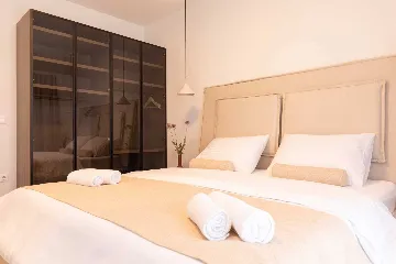 5-Bedroom Villa in Škrip with Heated Pool