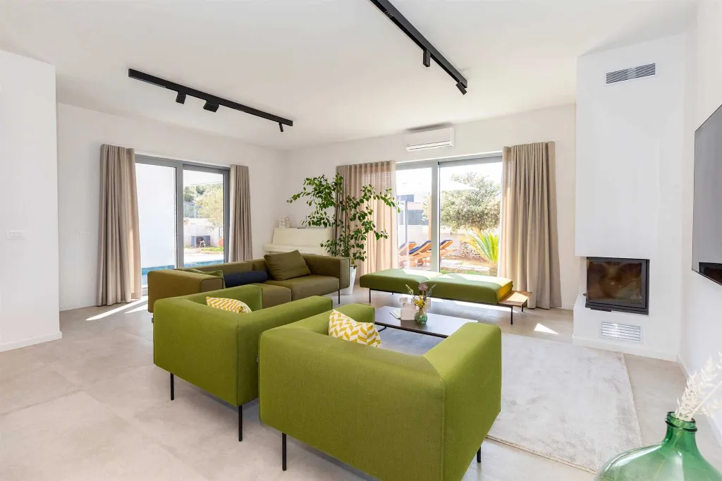 5-Bedroom Villa in Škrip with Heated Pool
