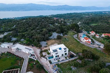 5-Bedroom Villa in Škrip with Heated Pool