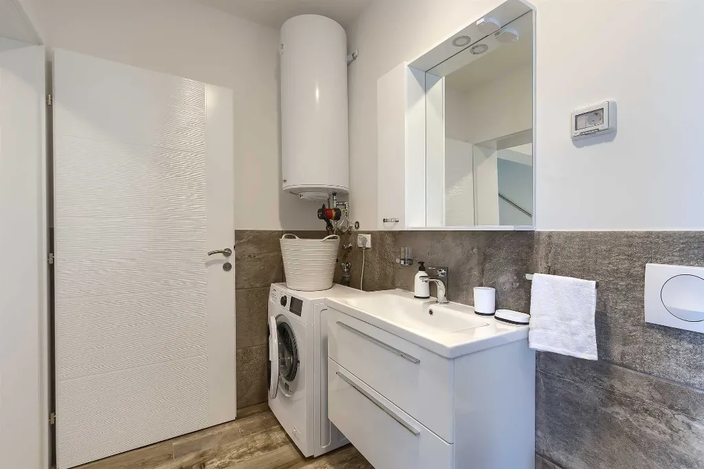 2-Bedroom Apartment with Shared Pool in Novigrad