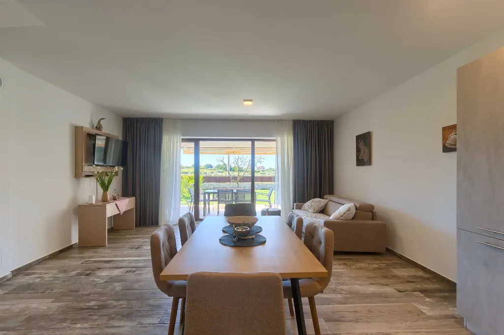 2-Bedroom Apartment with Shared Pool in Novigrad