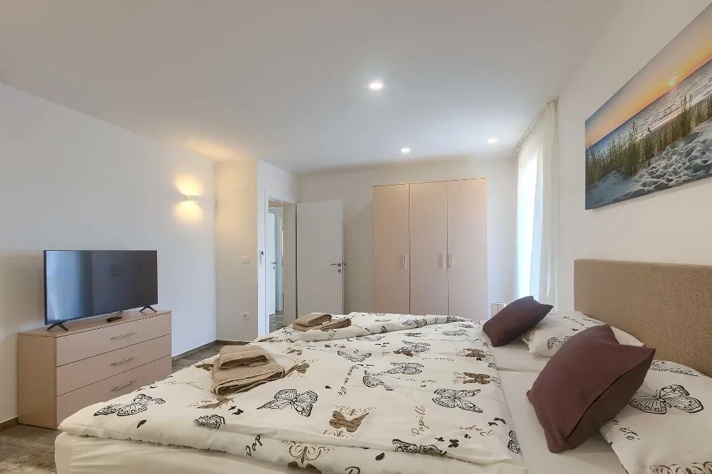 2-Bedroom Apartment with Shared Pool in Novigrad