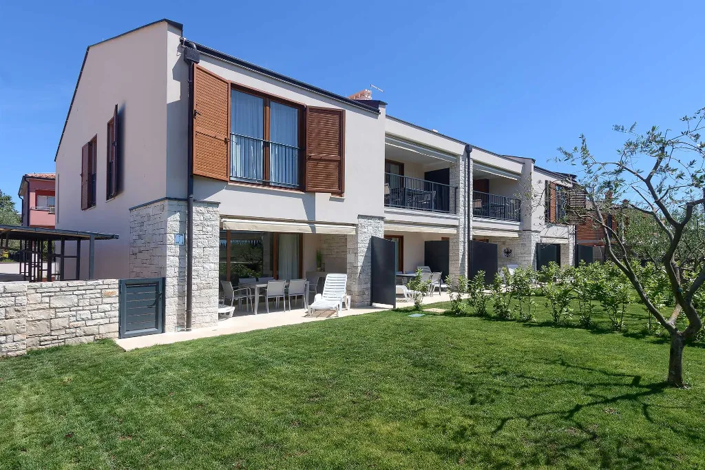 2-Bedroom Apartment with Shared Pool in Novigrad