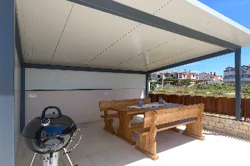 2-Bedroom Apartment with Shared Pool in Novigrad