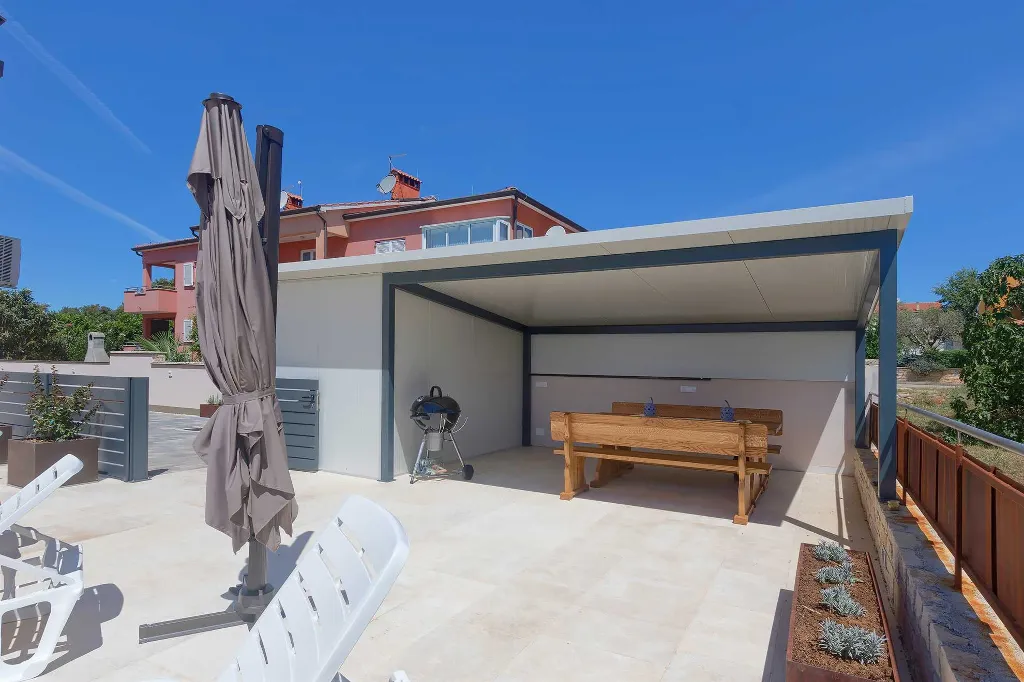 2-Bedroom Apartment with Shared Pool in Novigrad