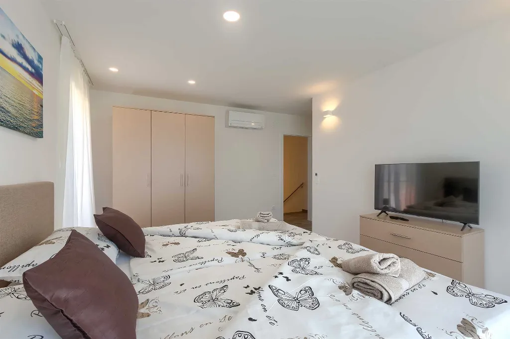 2-Bedroom Apartment with Shared Pool in Novigrad